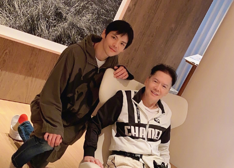 向太曬向佐父子同框照