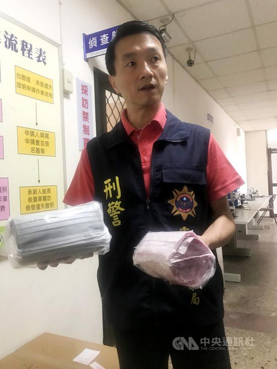 雲林縣警察局虎尾分局破獲口罩地下工廠,偵查隊長李志文(圖)21日呼籲民衆應循政府配發方式購買口罩,不要在網路或向不明人士購買醫療等級口罩,以保障自身健康。中央社記者姜宜菁攝 109月5月21日