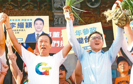 鴻海創辦人郭臺銘(左)昨天到新北三峽祖師廟,陪同「郭家軍」立委參選人李縉穎(右)... 鴻海創辦人郭臺銘(左)昨天到新北三峽祖師廟,陪同「郭家軍」立委參選人李縉穎(右)掃街拜票。 記者杜建重/攝影