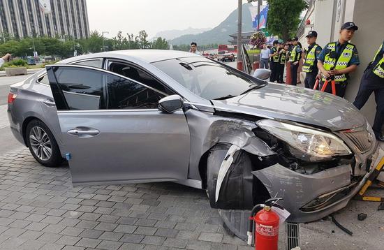 美國駐南韓大使館正門7日遭人駕車蓄意衝撞。歐新社