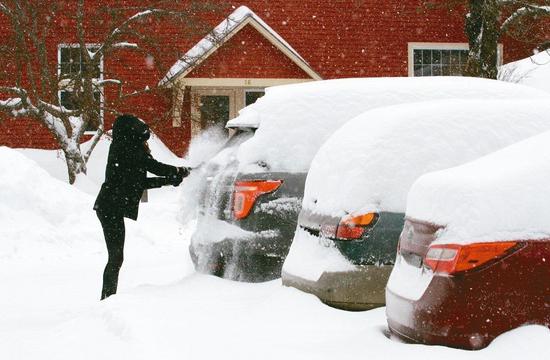 北極風暴橫掃美國，部分地區已堆起近2呎深的積雪。 歐新社