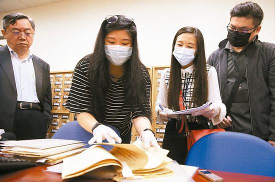 党产会昨派员调阅革实院土地相关资料,国民党行管会主委邱大展(左)批评党产会侵门踏户追杀竞争对手。记者余承翰/摄影 党产会昨派员调阅革实院土地相关资料,国民党行管会主委邱大展(左)批评党产会侵门踏户追杀竞争对手。记者余承翰/摄影