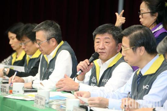 中央疫情指揮中心舉行「新冠肺炎疫情」記者會,中央流行疫情指揮中心指揮官陳時中公佈新增2例新冠肺炎(COVID-19)病例,爲案24的外孫女(案25,20歲)及小女兒(案26,40多歲)。記者曾吉鬆/攝影 中央疫情指揮中心舉行「新冠肺炎疫情」記者會,中央流行疫情指揮中心指揮官陳時中公佈新增2例新冠肺炎(COVID-19)病例,爲案24的外孫女(案25,20歲)及小女兒(案26,40多歲)。記者曾吉鬆/攝影