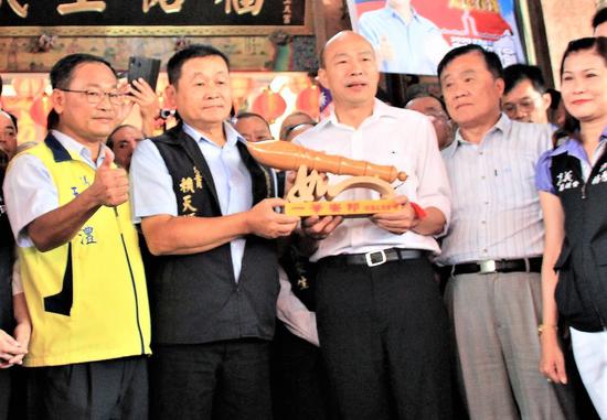 國民黨提名嘉義縣海區立委參選人王啓澧(左),本月24日邀請韓國瑜(中)到水上鄉舉... 國民黨提名嘉義縣海區立委參選人王啓澧(左),本月24日邀請韓國瑜(中)到水上鄉舉...