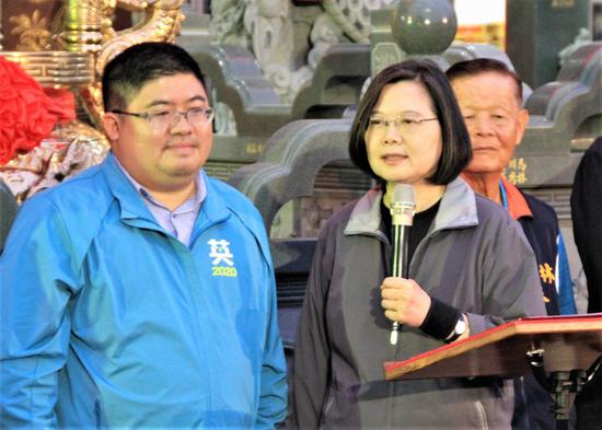 民進黨立委參選人蔡易餘(左),本月24日將在水上鄉舉辦造勢大會,蔡英文總統將到場... 民進黨