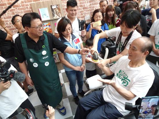 2109臺灣設計展今天下午1點起開放參觀,前立法院長王金平(右)1時半就到主展區... 2109臺灣設計展今天下午1點起開放參觀,前立法院長王金平(右)1時半就到主展區...