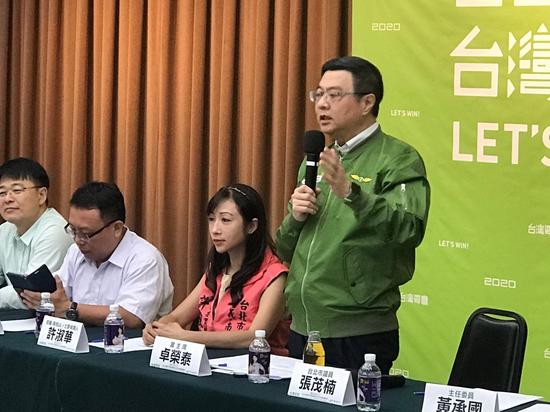 民進黨北市立委鬆信選區參選人許淑華,昨晚舉辦選民座談會,民進黨主席卓榮泰親自到場... 民進黨北市立委鬆信選區參選人許淑華,昨晚舉辦選民座談會,民進黨主席卓榮泰親自到場打氣。記者楊正海/攝影