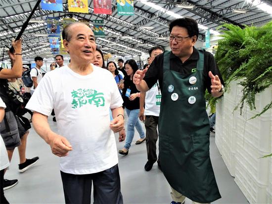 2109臺灣設計展今天下午1點起開放參觀,前立法院長王金平(左)1時半就到主展區... 2109臺灣設計展今天下午1點起開放參觀,前立法院長王金平(左)1時半就到主展區...