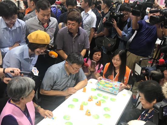 臺北市長柯文哲上午參加敬老活動,與長者一起玩桌遊。 記者楊正海/攝影 臺北市長柯文哲上午參加敬老活動,與長者一起玩桌遊。 記者楊正海/攝影