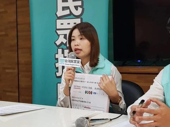 民進黨新北市議員李餘典女兒、曾代表臺灣民衆黨參選立委的李旻蔚,入府擔任臺北市長柯文哲隨行祕書;而民衆黨發言人林珍羽則是下週報到,擔任副發言人。 記者翁浩然/攝影 民進黨新北市議員李餘典女兒、曾代表臺灣民衆黨參選立委的李旻蔚,入府擔任臺北市長柯文哲隨行祕書;而民衆黨發言人林珍羽則是下週報到,擔任副發言人。 記者翁浩然/攝影