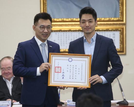 國民黨下午舉行中常會與黨團幹部布達授證,主席江啓臣(左)頒發證書給本會期黨團幹部書記長蔣萬安(右)等人,江啓臣致詞時表示,近來的不分區立委問政表現讓國民黨形象備受考驗,不只遭對手攻擊更讓社會大衆質疑,他將要求改革委員會建立考覈評鑑辦法,做爲不分區去留、區域立委提名的考覈。記者曾吉鬆/攝影 國民黨下午舉行中常會與黨團幹部布達授證,主席江啓臣(左)頒發證書給本會期黨團幹部書記長蔣萬安(右)等人,江啓臣致詞時表示,近來的不分區立委問政表現讓國民黨形象備受考驗,不只遭對手攻擊更讓社會大衆質疑,他將要求改革委員會建立考覈評鑑辦法,做爲不分區去留、區域立委提名的考覈。記者曾吉鬆/攝影