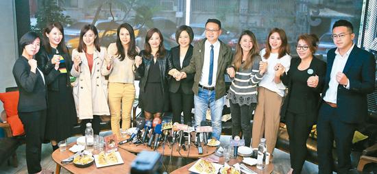 親民黨前發言人於美人(右六)昨天下午邀請各政黨發言人一起茶敘。 記者潘俊宏/攝影 親民黨前發言人於美人(右六)昨天下午邀請各政黨發言人一起茶敘。 記者潘俊宏/攝影