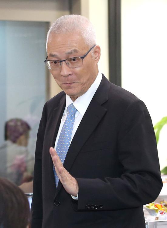 國民黨主席吳敦義5日接受廣播節目專訪,首度提到考慮將自己列在不分區立委名單第八到... 國民黨主席吳敦義5日接受廣播節目專訪,首度提到考慮將自己列在不分區立委名單第八到十名,引發黨內正反意見。記者林澔一/攝影