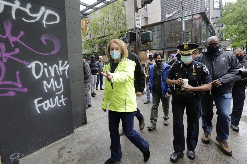 自從手無寸鐵的非裔男子佛洛伊德(George Floyd)5月25日在明尼阿波利斯市(Minneapolis)遭白人警察用膝壓頸近9分鐘死亡後,反種族主義的抗議和反警察施暴的示威擴散到美國各地。 美聯社 自從手無寸鐵的非裔男子佛洛伊德(George Floyd)5月25日在明尼阿波利斯市(Minneapolis)遭白人警察用膝壓頸近9分鐘死亡後,反種族主義的抗議和反警察施暴的示威擴散到美國各地。 美聯社