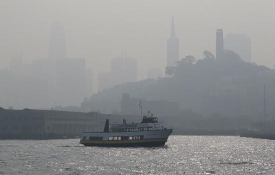 加州空氣品質因山火淪世界最差,舊金山機場因能見度差,班機延誤或取消。美聯社