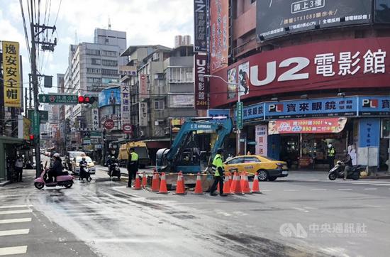 新北市板橋區館前西路與南雅南路一段交叉口6日發生自來水管破裂,相關單位緊急處理後續工程,並開挖搶修,影響約7500戶用水。(市府提供)中央社記者黃旭昇新北傳真 108年11月6日