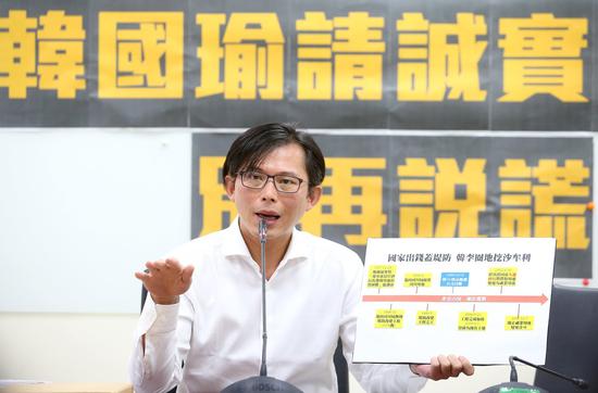 時代力量立委黃國昌(圖)昨針對砂石案再舉行記者會,質疑韓國瑜介入喬事。記者餘承翰/攝影