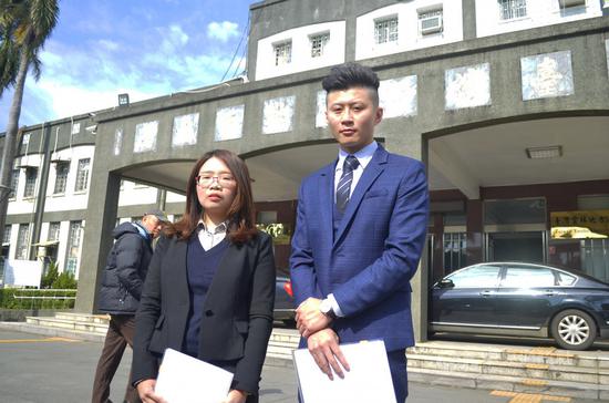 国民党参选人韩国瑜妻子李佳芬、岳父李日贵,9日委由律师郭羿廷(右)、郭琼茹(左)到云林地检署递状,提告三立新闻副总高明慧、政论节目主持人廖筱君等人加重诽谤罪。中央社记者蔡智明摄 108年12月9日