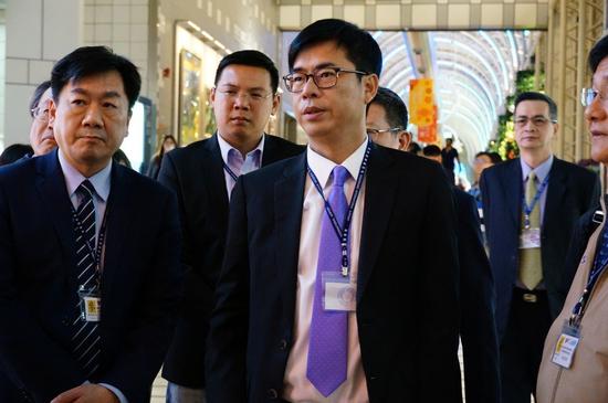 行政院副院长陈其迈(前左三)被问到外界拱韩国瑜选总统,他表示要不要参选要问韩国瑜,他没有评论。记者林伯骅/摄影