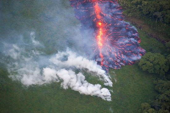 美国夏威夷州的主要景点几劳亚火山持续涌出熔岩,民众取消到夏威夷大岛旅行,让观光业损失至少500万美元。路透