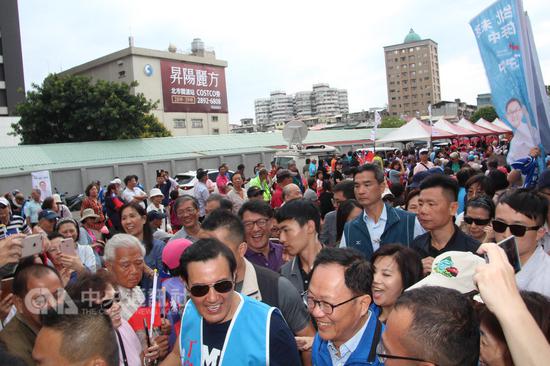 國民黨臺北市長參選人丁守中(前中右)和前總統馬英九(前中左)7日爲多名同黨北市議員和里長參選人站臺,對於兩人原訂3場同臺造勢,卻有兩場錯過,馬英九說「40年的朋友沒問題」。中央社記者黃麗芸攝 107年10月7日