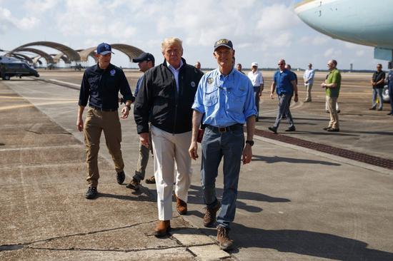 美國總統川普抵達艾格林空軍基地，隨後前往佛羅里達州遭風暴侵襲成災的狹長地帶，勘察颶風麥可造成的毀損。 美聯社