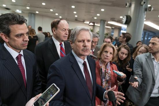 共和黨參議員John Hoeven(中)連同其他幾位共和黨議員,在聽取官員簡報美墨邊境情況後,接受媒體訪問,表示致力與民主黨達成協議防止政府再度關門。 美聯社