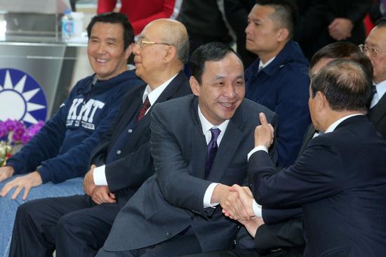 國民黨昨天舉行新春團拜,前總統馬英九(左一)、新北市前市長朱立倫(右二)、前主席吳伯雄(左二)等出席。 記者胡經周/攝影