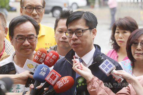 行政院副院長陳其邁(前右)19日在高雄受訪時,被問及是否擔心「韓流」再起影響選情,陳其邁說,市長就像母雞應照顧小雞,結果母雞都飛了,還在其它地方說很想高雄,這是很奇怪、很諷刺的事。中央社記者董俊志攝 108年11月19日