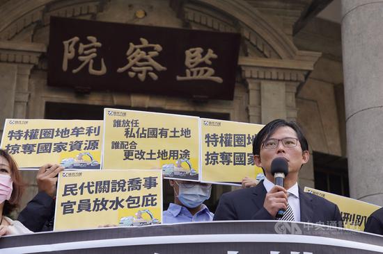 時代力量立委黃國昌(前右)挖出國民黨總統參選人韓國瑜的妻子李佳芬家族採砂案,並質疑時任立委的韓國瑜是否關說。黃國昌3日前往監察院,要求監委對此案深度調查,讓民衆瞭解事情的真相。中央社記者徐肇昌攝 108年12月3日