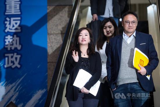 高雄市政府新聞局長王淺秋(左)請辭獲准,6日起正式接任國民黨總統參選人韓國瑜競選辦公室總髮言人職務,擔任重砲手的角色。中央社記者吳家升攝 108年12月6日