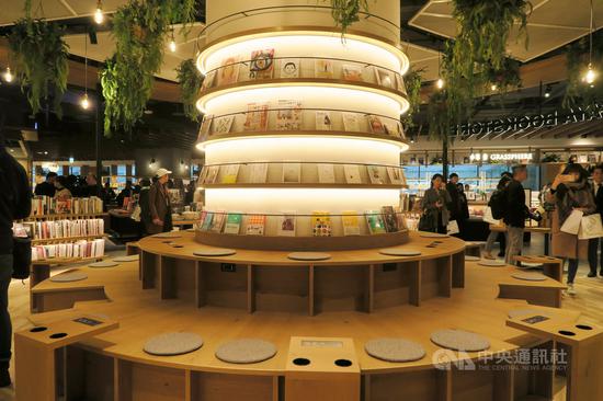 日本蔦屋書店(TSUTAYA BOOKSTORE)被選爲世界最美20家書店之一,號稱「全臺最大」的蔦屋書店6日在南港盛大開幕,提供讓人放鬆的閱讀環境。中央社記者陳政偉攝 108年12月6日