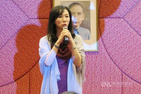 國民黨總統參選人韓國瑜妻子李佳芬8日出席紐約僑宴時說,國民黨健全存在關係到臺灣存亡,有投票權的僑胞都應踊躍返臺投票。中央社記者尹俊傑紐約攝 108年12月9日