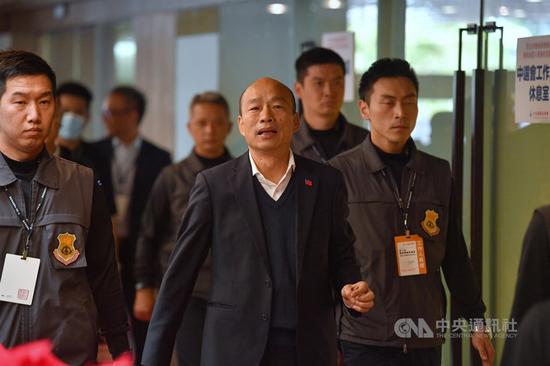 2020总统候选人第2场电视政见发表会25日下午在中视登场,国民党总统候选人韩国瑜(前中)抵达会场。中央社记者王飞华摄 108年12月25日