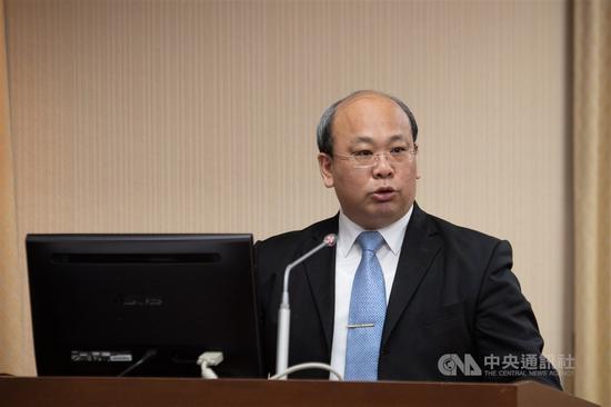 韩营质疑公民团体送交的罢韩提议书不合规定,中选会副主委陈朝建对此进行说明。(中央社档案照片)