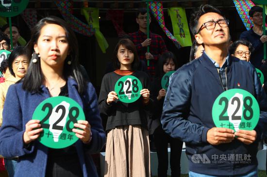 多個民間團體18日下午在蔡瑞月舞蹈社前舉行記者會,爲二二八事件73週年紀念活動宣傳暖身,號召民衆22日一起上街遊行,反思二二八對臺灣社會的影響。中央社記者王騰毅攝 109年2月18日