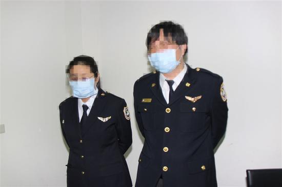 曾登钻石公主号查验 移民官结束隔离受访邮轮钻石公主号旅客确诊新型肺炎接连不断,5名移民官1日曾登船查验护照,潘姓移民官(左)19日说,自己能下船在家隔离已非常幸运;何姓移民官(右)则表示,工作就会有风险,遇到就去处理不能闪躲。中央社记者王朝钰摄 109年2月19日