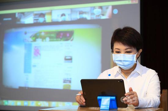 因应新型肺炎疫情可能造成停课,台中市政府打造「台中市线上教学资源中心」,市长卢秀燕26日操作平板电脑,亲自体验线上教学。中央社记者郝雪卿摄 109年3月26日