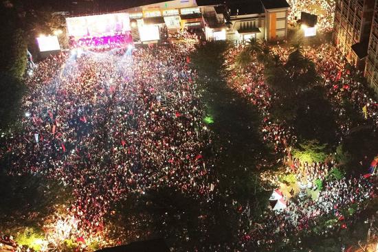 國民黨高雄市長候選人韓國瑜晚間在高美醫專舉辦旗山造勢大會