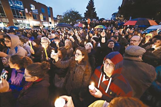 美國賓州生命樹猶太教堂廿七日爆發槍擊案，造成十一人死亡，民衆晚間持蠟燭哀悼死者。 （美聯社）