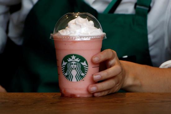 《Business Insider》报导,星巴克的经营成功之处,一部分在于他们总有办法让顾客在结帐时,花得比原先预期多一点,这都要归功于一些「小心机」行销秘诀。例如,星巴克并非不卖小杯(Short),只是店员不会主动告知,想要喝小杯,消费者得自己提出要求。路透