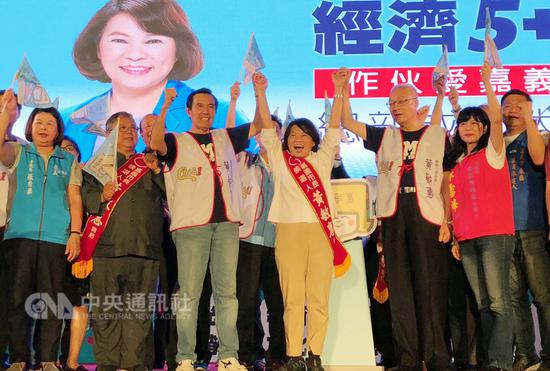 國民黨嘉義市長參選人黃敏惠(右4)的競選總部成立大會7日晚間舉行,前總統馬英九(左3)、黨主席吳敦義(右3)等人站臺力挺,籲請鄉親全力支持。中央社記者黃國芳攝 107年10月7日