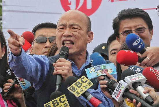 高雄市長韓國瑜(左)選前爲國民黨立委補選候選人謝龍介(右)站臺。 圖/聯合報系資料照片