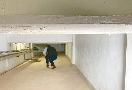 行政院防空坑道動線高高低低,最高不到一百七十公分,最低只有七十公分,很不好走。 記者林河名/攝影
