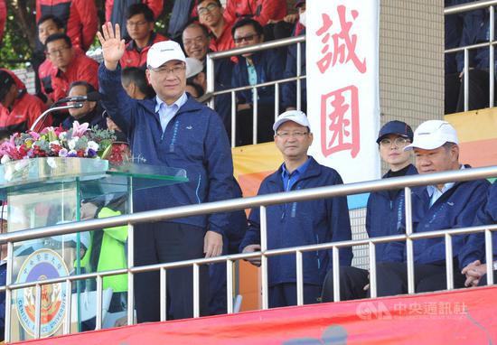 内政部长徐国勇(前左)15日出席中央警察大学第38届校运会时表示,警察在所有公务员中仍是民众最信任的职业,这是所有警大校友在治安工作上发挥团队精神与尊重纪律的成果,期许警大人从运动比赛中,学习团队精神及荣誉心。(警大提供)中央社记者邱俊钦桃园传真 108年11月15日