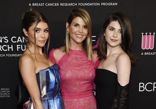 好萊塢資深女星蘿瑞羅夫林(中,Lori Loughlin)的19歲女兒奧莉薇亞潔德(左,Olivia Jade),大學入學過程遭到聯邦檢察官查出涉嫌行賄詐騙。美聯社