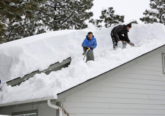 亞利桑納州旗杆市降雪超過40吋,宣佈進入緊急狀態;居民們忙著清理屋頂的積雪,以免發生意外。(美聯社)