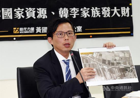 時代力量立委黃國昌(圖)29日舉行「特權掠奪國家資源、韓李家族發大財」記者會,指出國民黨總統參選人韓國瑜、妻子李佳芬家族在韓國瑜當立委期間,在濁水溪河牀採砂牟利,破壞生態環境,掠奪國家資源。中央社記者施宗暉攝 108年11月29日
