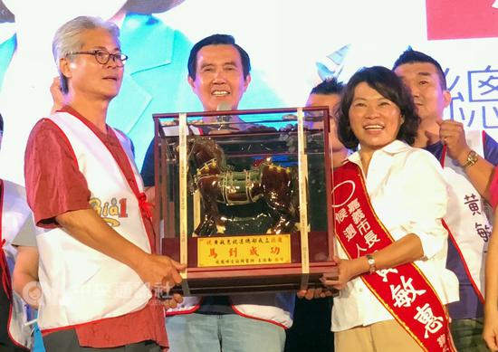 國民黨嘉義市長參選人黃敏惠(前右)7日晚間舉辦競選總部成立大會,前總統馬英九(左2)現身力挺,並送上以馬爲造型的交趾陶藝品,祝福黃敏惠‘馬到成功’。中央社記者黃國芳攝 107年10月7日