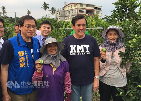 前总统马英九(右2)6日南下屏东为国民党提名屏东县长参选人苏清泉(左)助选,一起前往拜访青农林轩禾(后),一同参观柠檬园。中央社记者郭芷瑄摄 107年10月6日